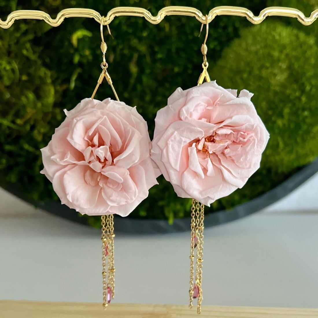 Maria-Blumenohrringe aus Edelstahl mit konservierten Wildrosen – puderrosa Farbe