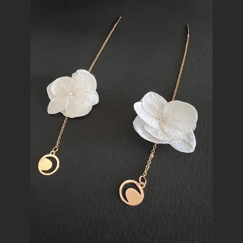 Denise flower earrings in stainless steel with stabilized hydrangea - white color