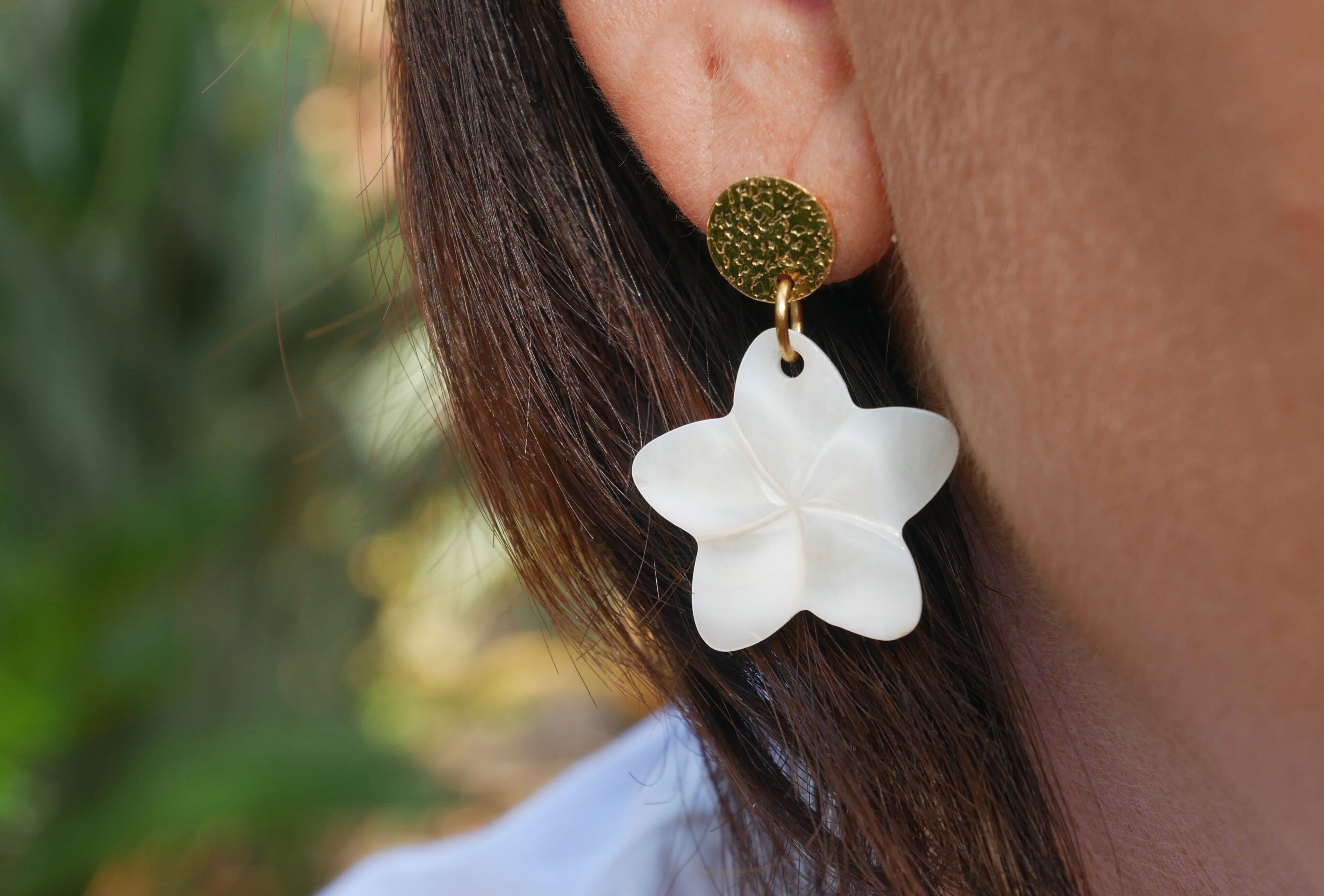 Orecchini dorati, fiore di frangipani in madreperla, Made in France