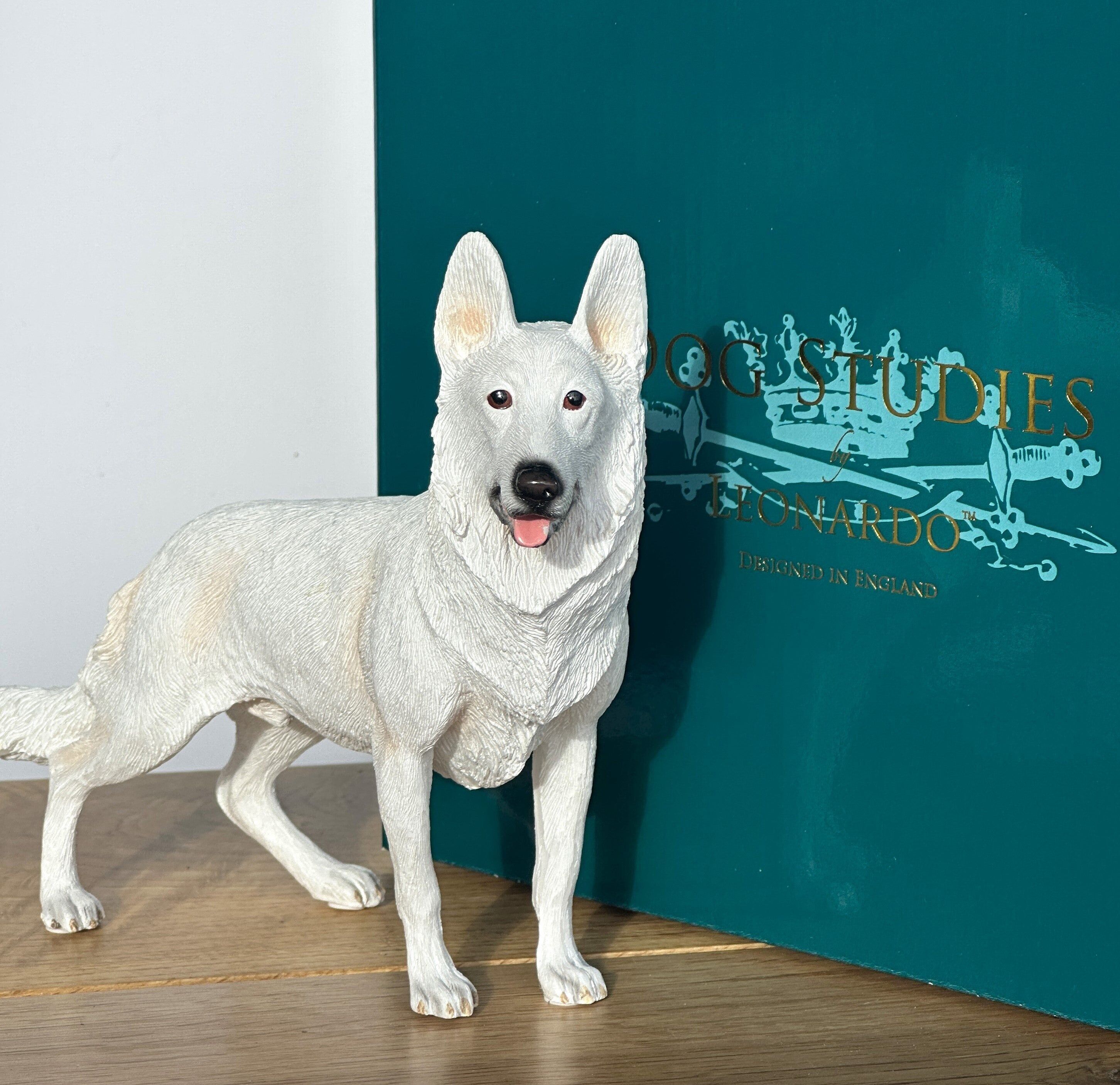 Weißes Ornament eines Deutschen Schäferhundes, hochwertige, lebensechte Figur von Leonardo.In Geschenkverpackung