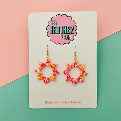 Boucles d'oreilles en résine pailletée rose et jaune à motif soleil scintillant
