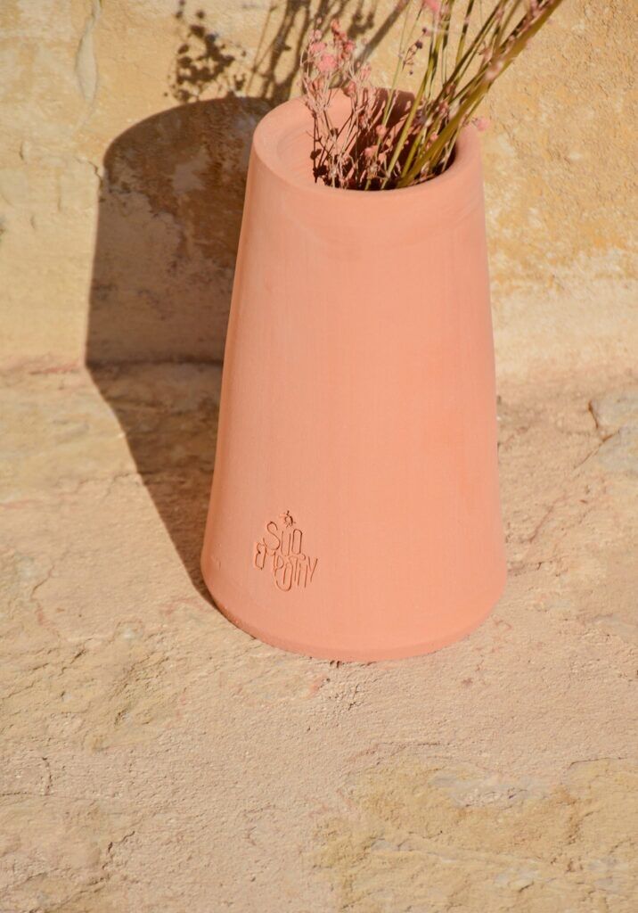 Jarrón de tierra reciclada