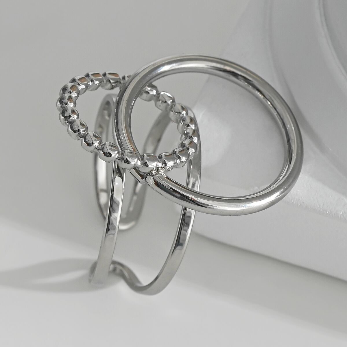 Grande anello in argento cavo con cerchi incrociati