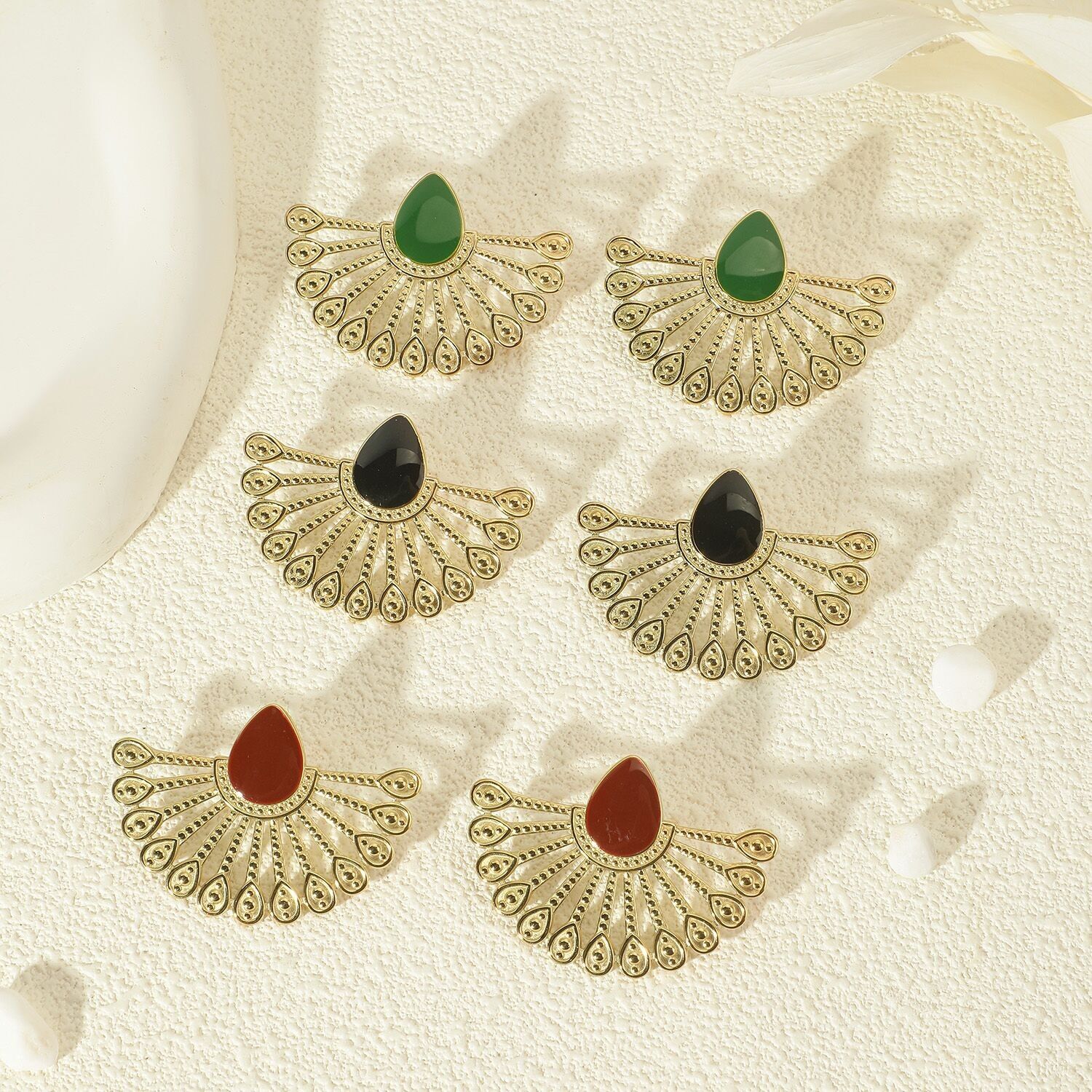 Orecchini mezzo fiore in oro con goccia rossa