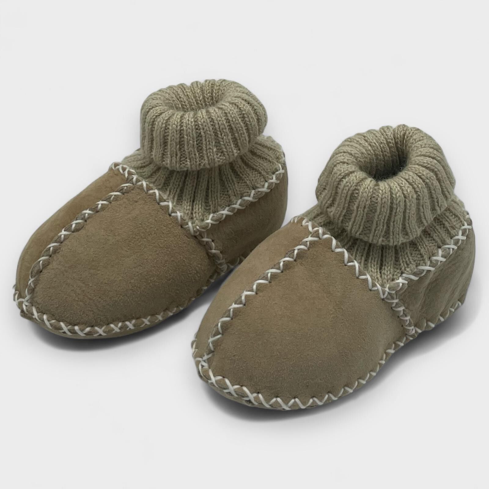 Zapatitos de bebé color almendra confeccionados en piel de cordero salvaje con puños de punto