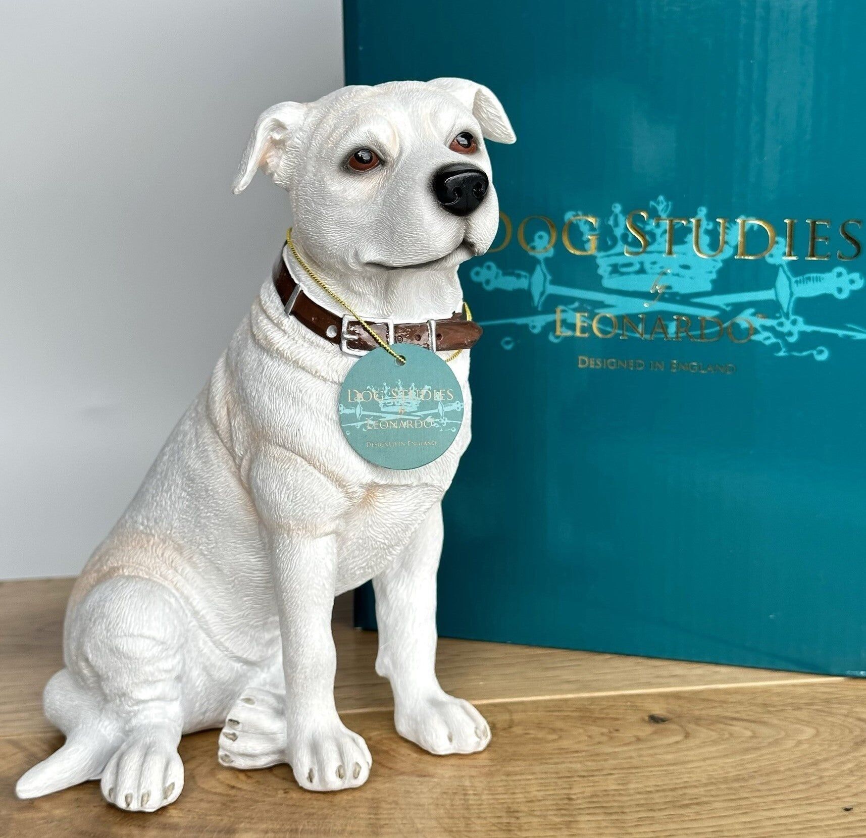 Weißer sitzender Staffordshire Bull Terrier als Dekoration, 18 cm hoch, Leonardo-Reihe, in Geschenkverpackung