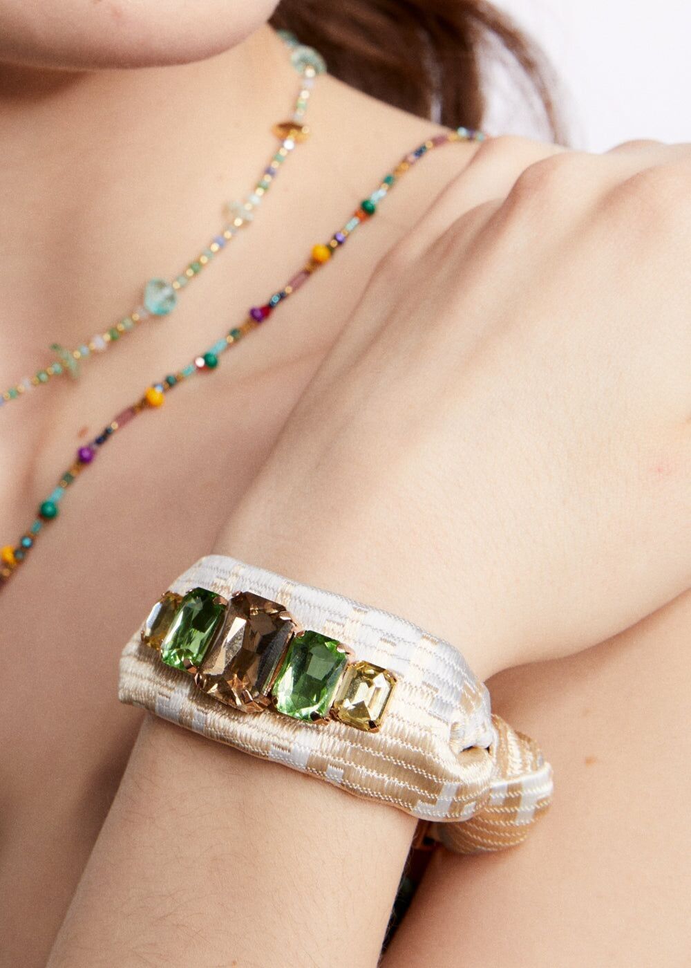 STOFFARMBAND MIT GRÜNEN STEINEN