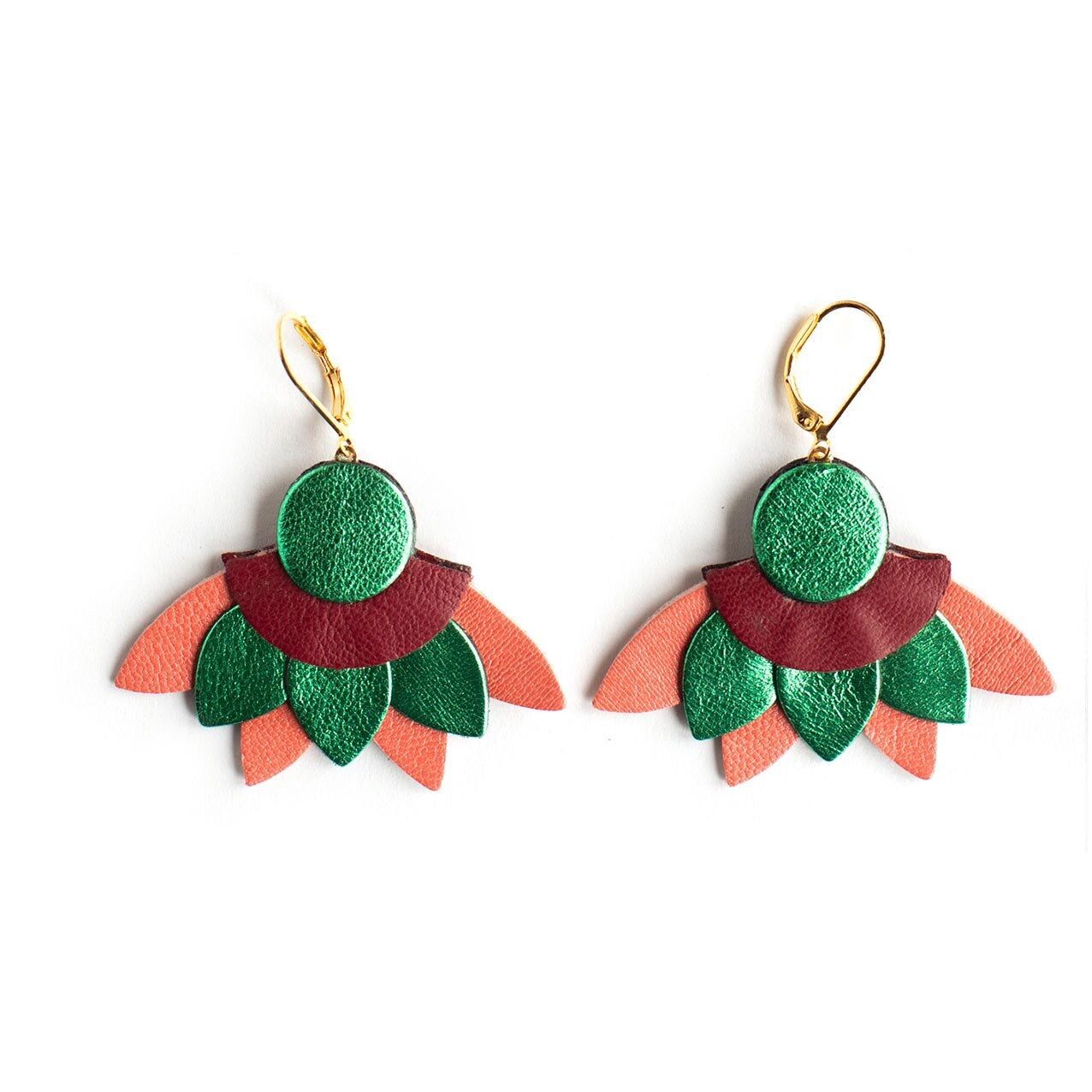 Orecchini Ancolie - pelle verde metallizzato, rosso cremisi, rosa nasturzio
