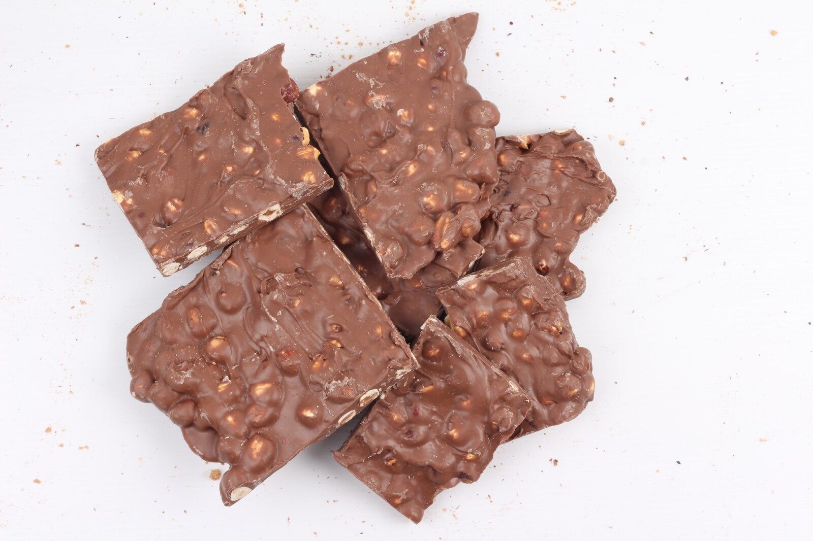 Cioccolato al latte con nocciole intere