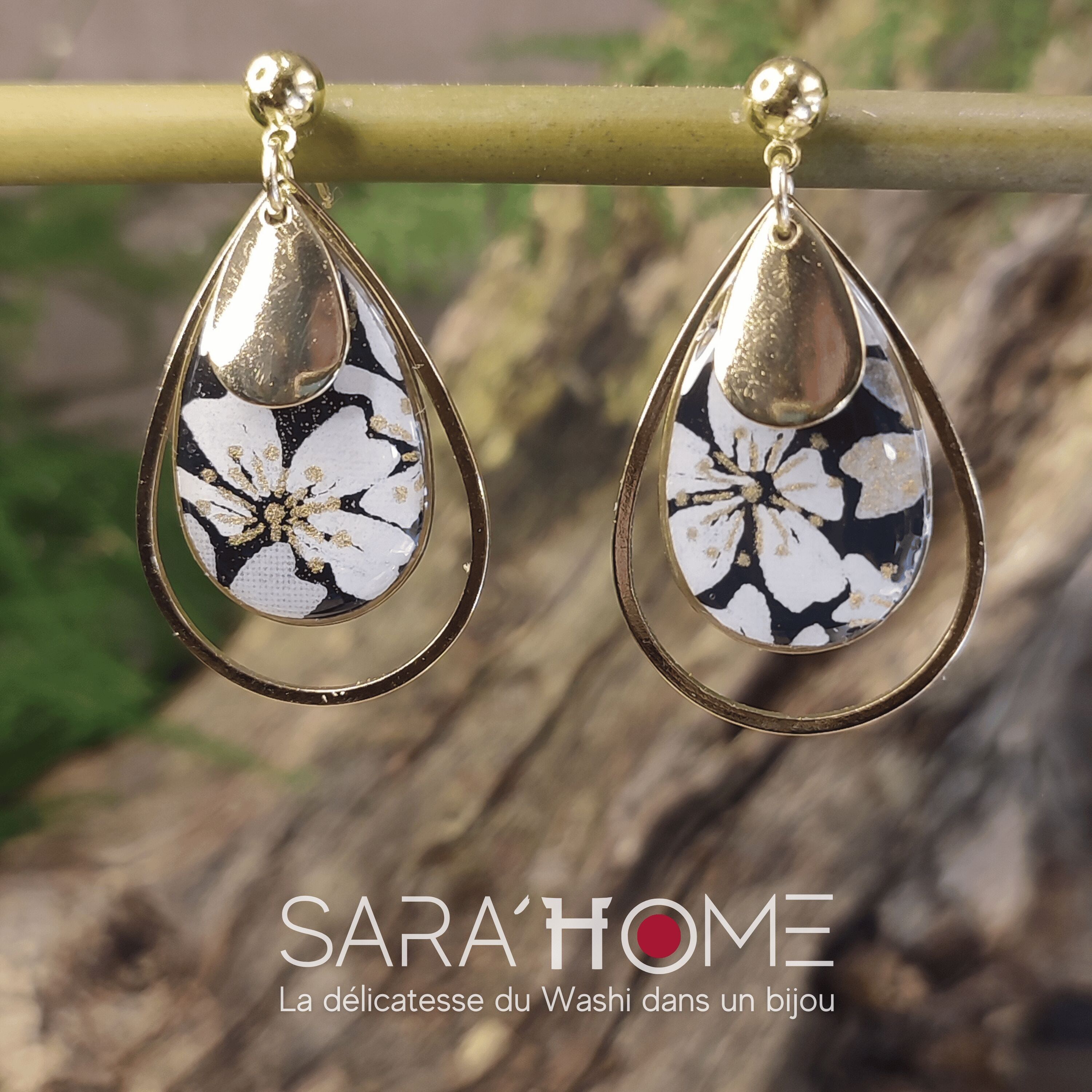 Orecchini AIKA della collezione in carta giapponese con fiore bianco e nero