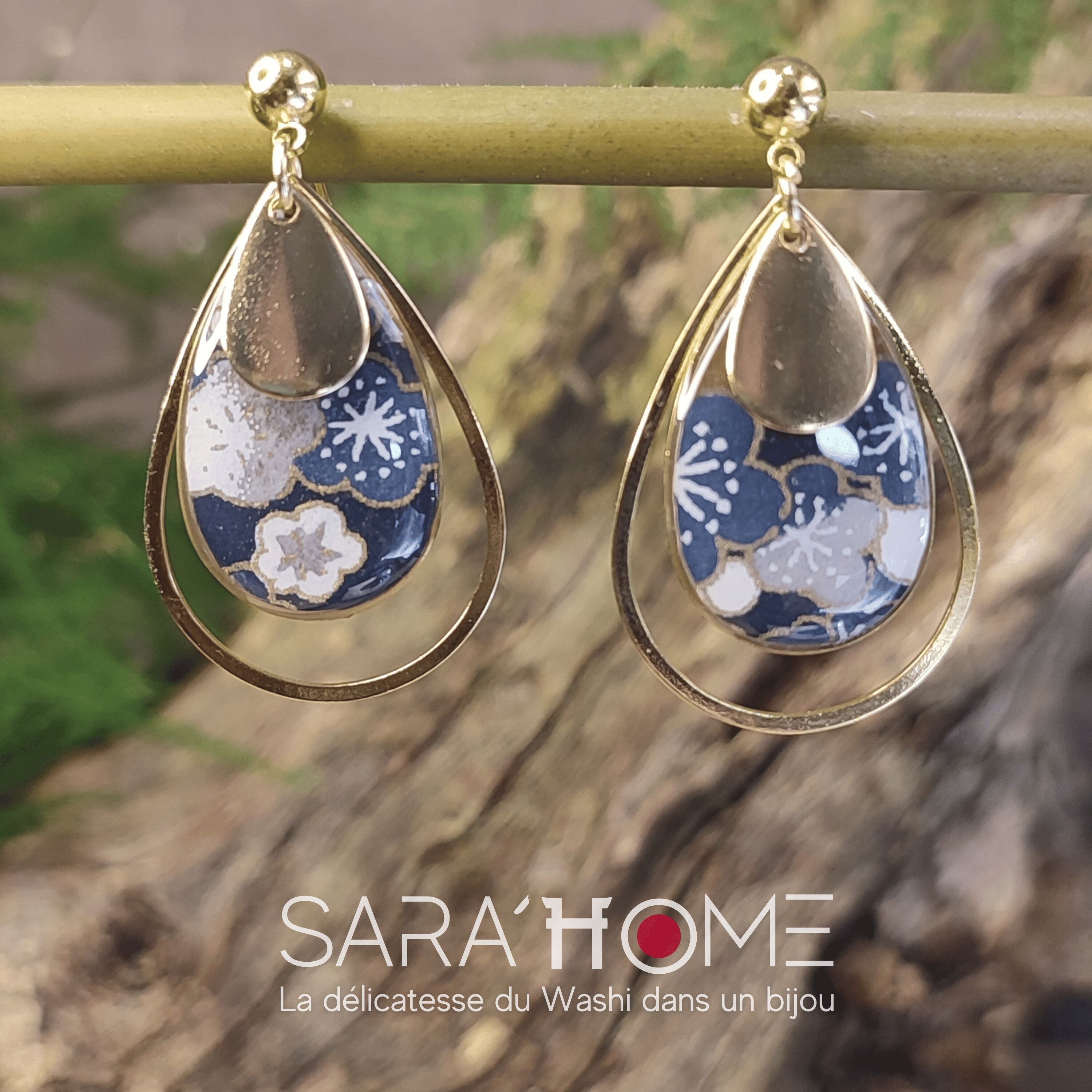 Orecchini AIKA della collezione in carta giapponese con fiore blu navy e bianco