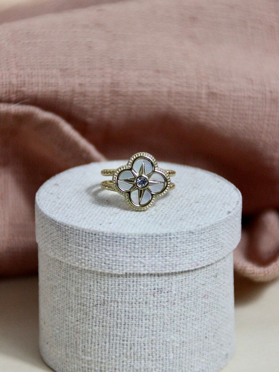 Anillo Éclat - trébol y nácar estilo bohemio