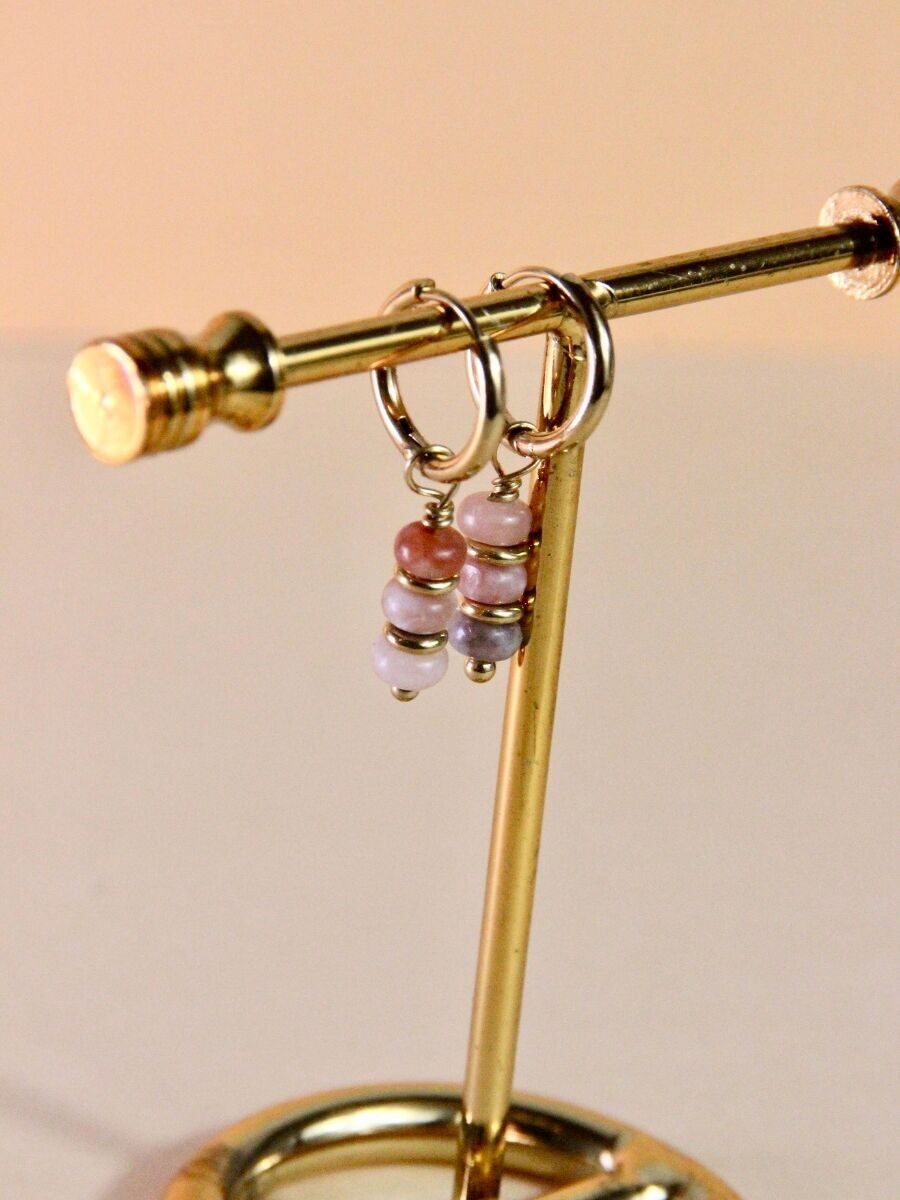 Pendientes de aro mini Kisha - colgando con piedra semipreciosa