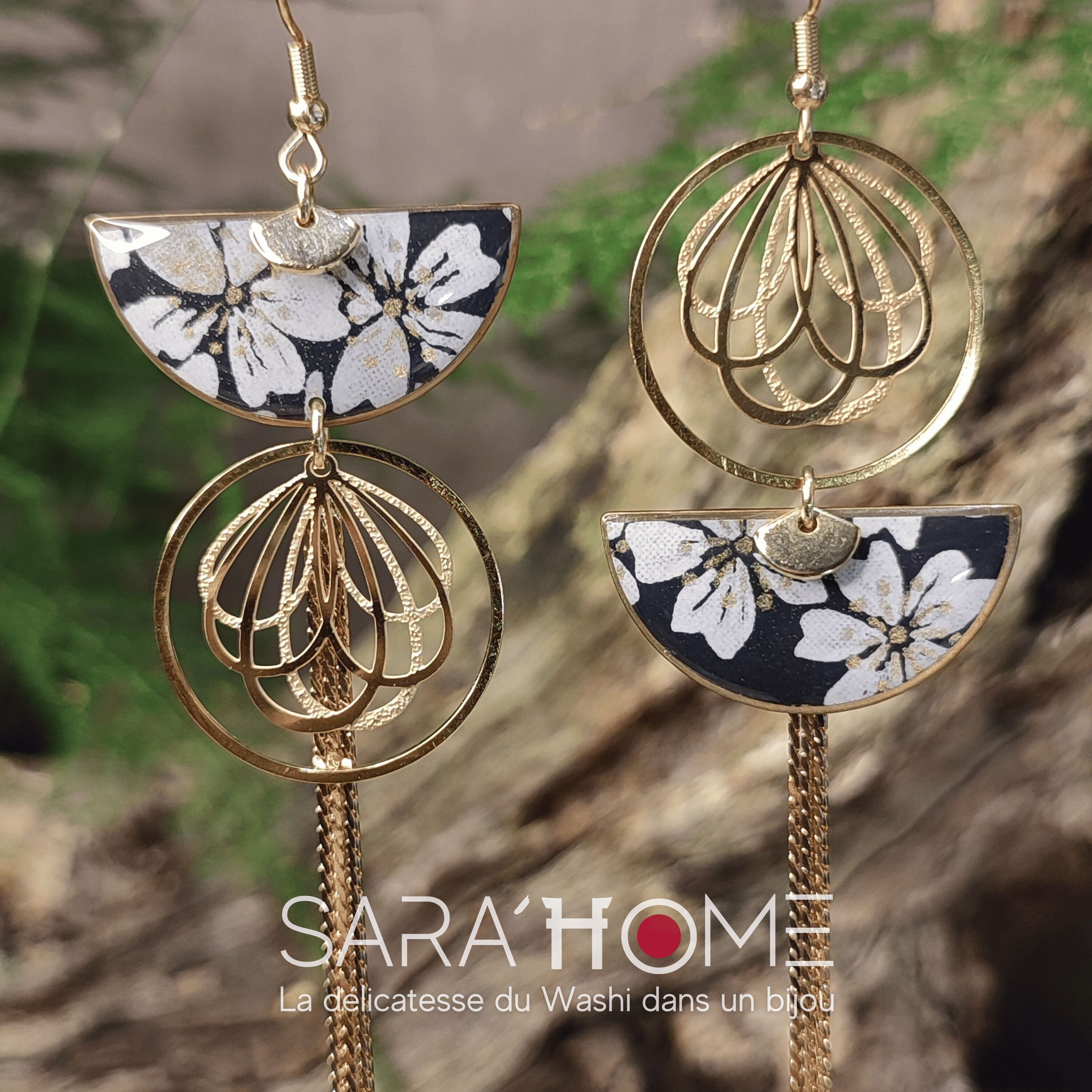 Orecchini pendenti asimmetrici Collezione HOSHI carta giapponese nera fiore di ciliegio bianco