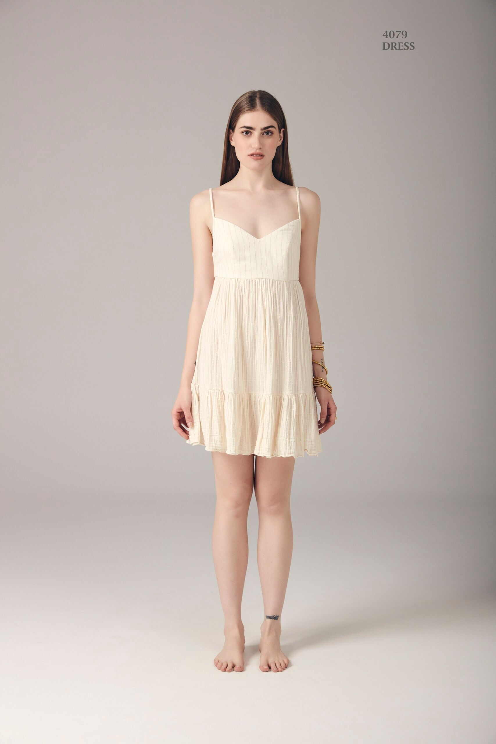 Abito corto con spalline sottili e allacciatura sulla schiena