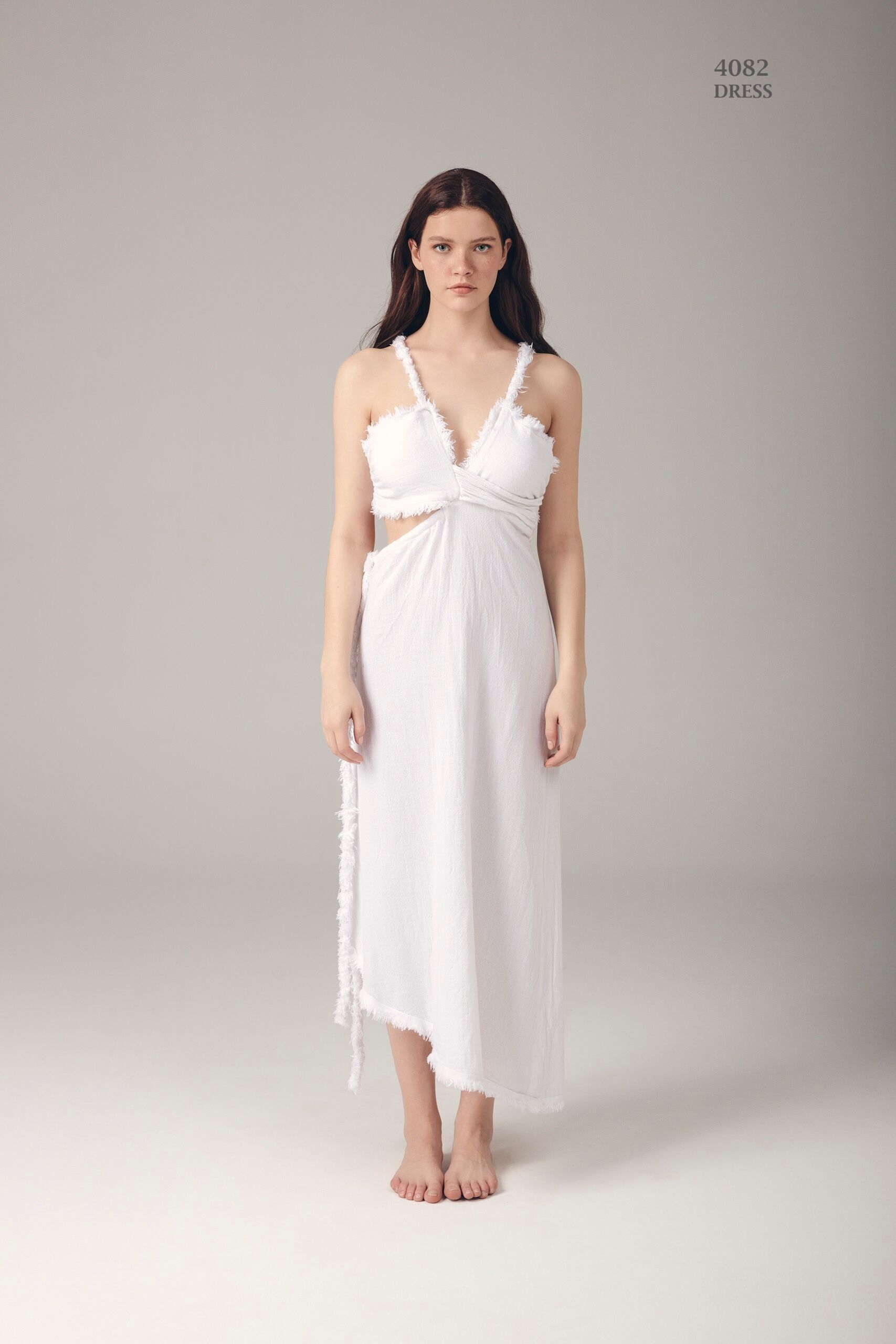 Abito lungo asimmetrico con dettagli sfrangiati