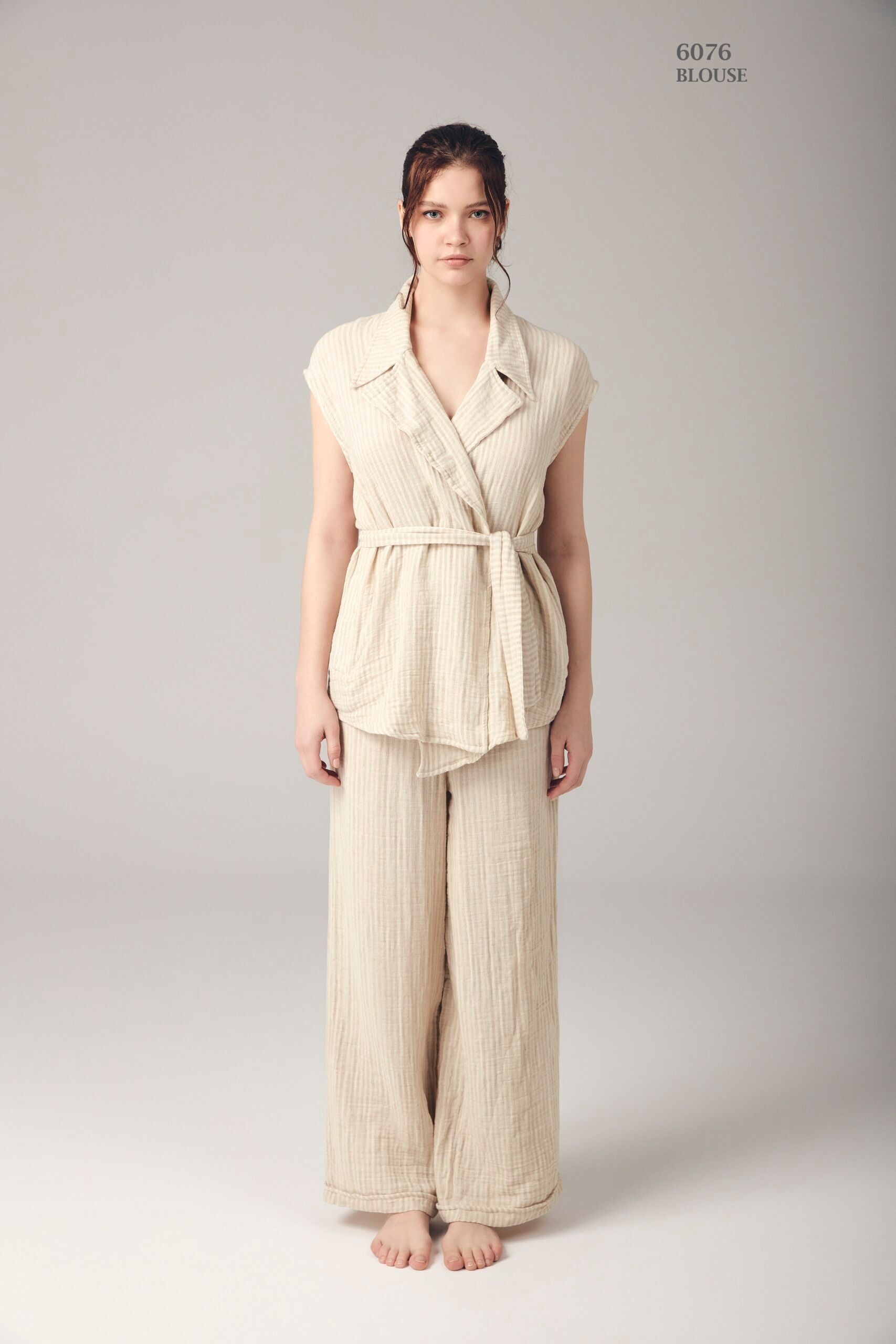 Bluse mit Gürtel und Reverskragen