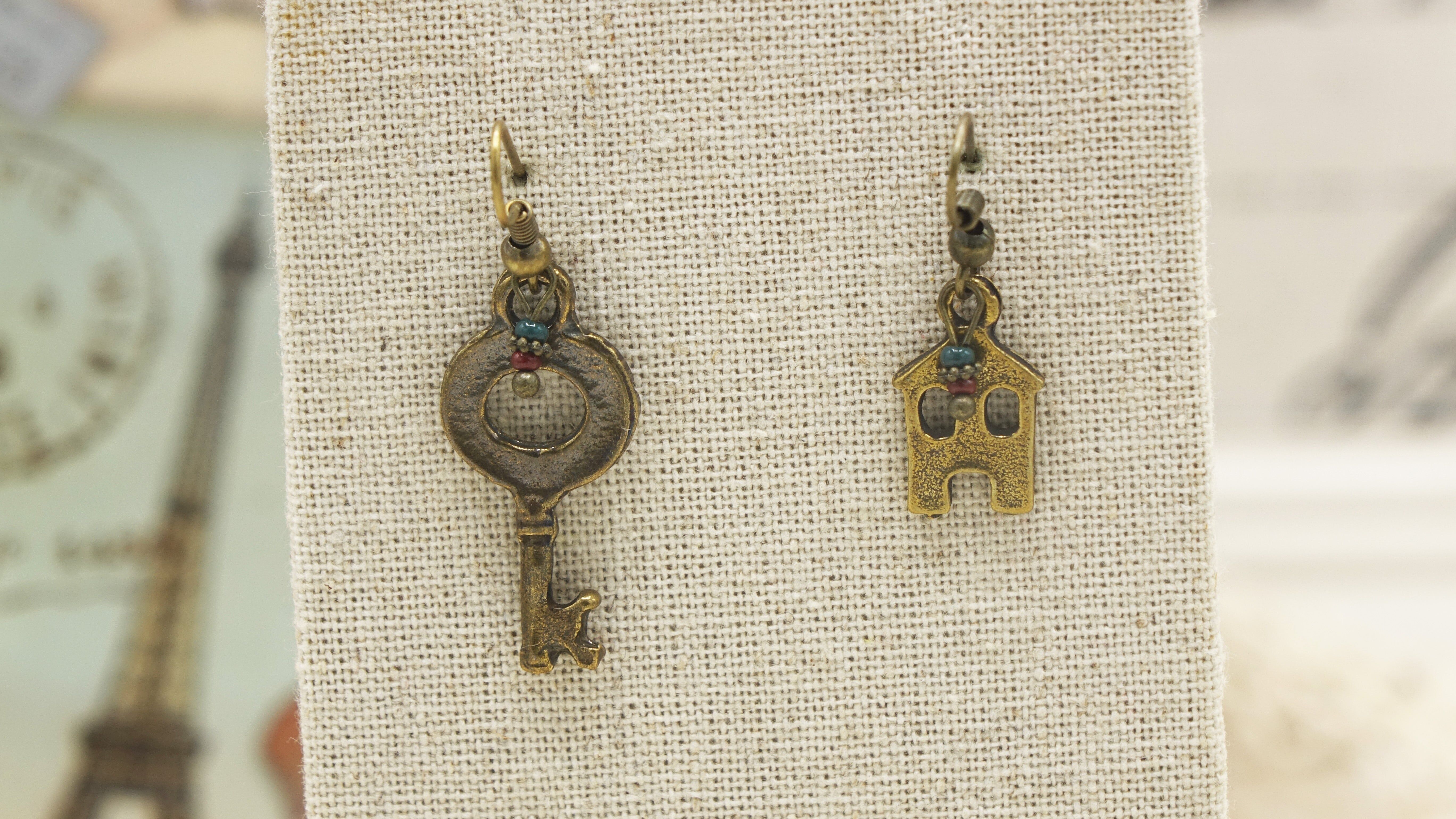 Casa stregata e orecchino chiave