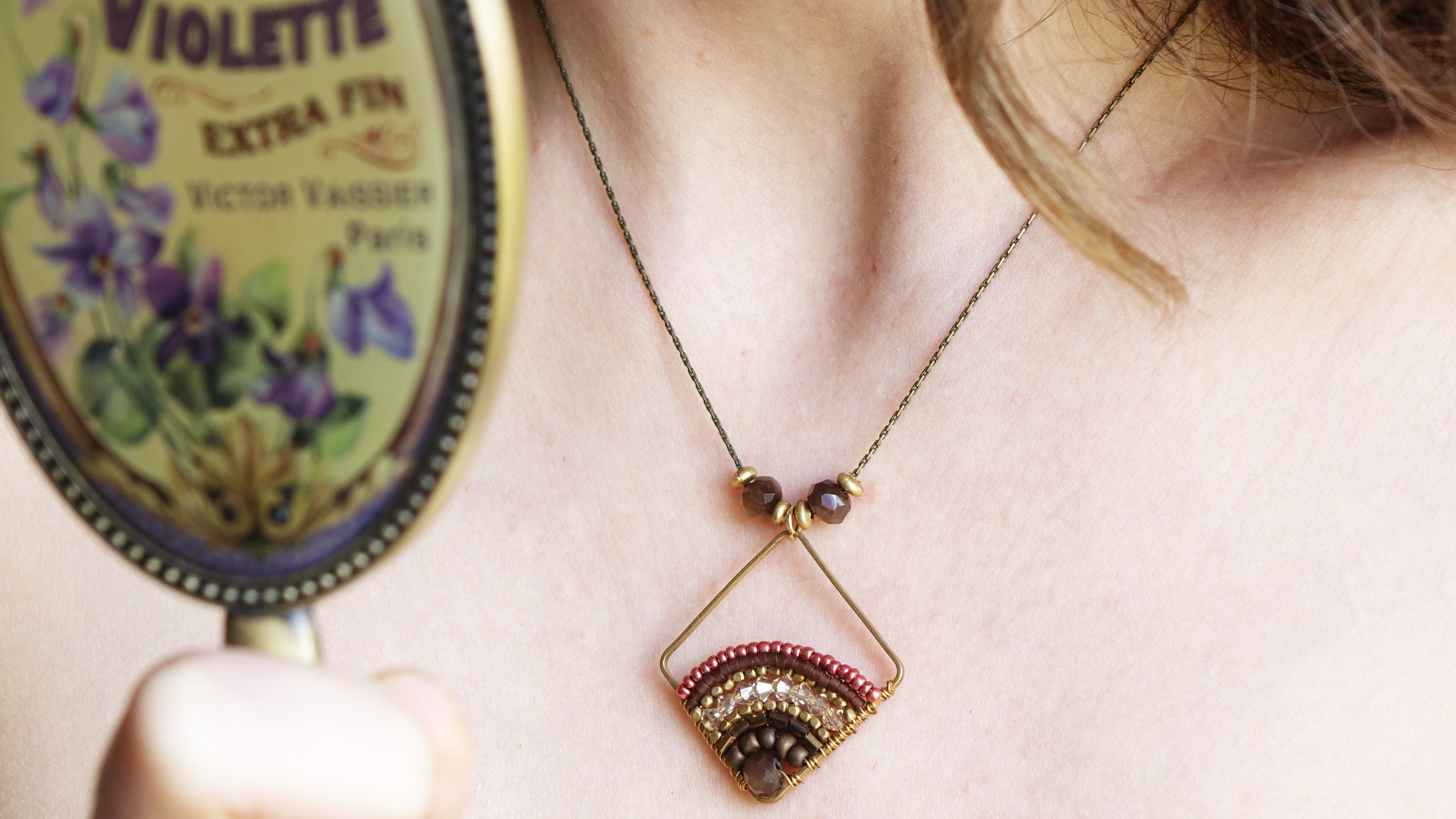 Handgewebte Halskette mit Draht