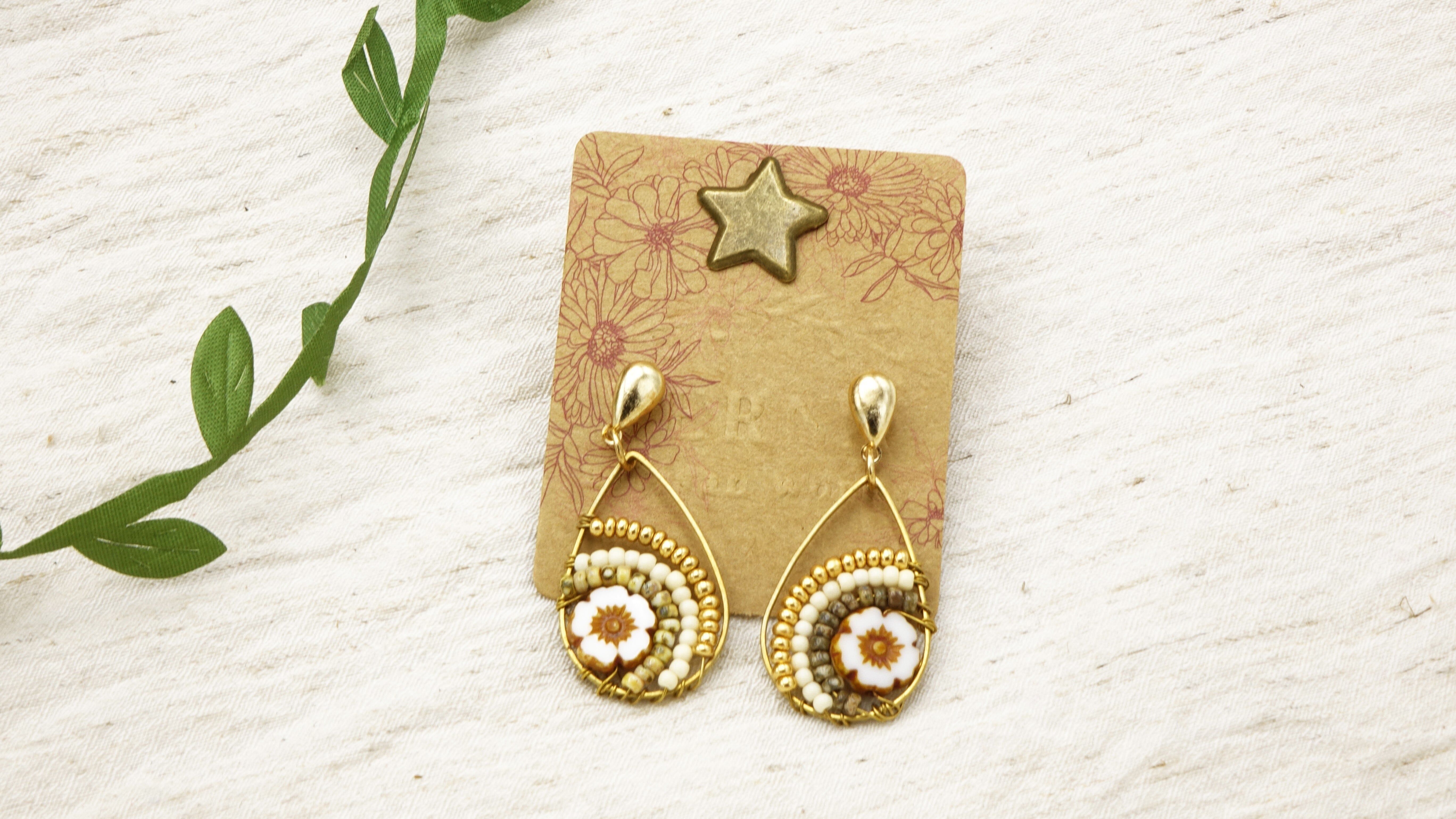 Orecchini a forma di fiore cablati a mano