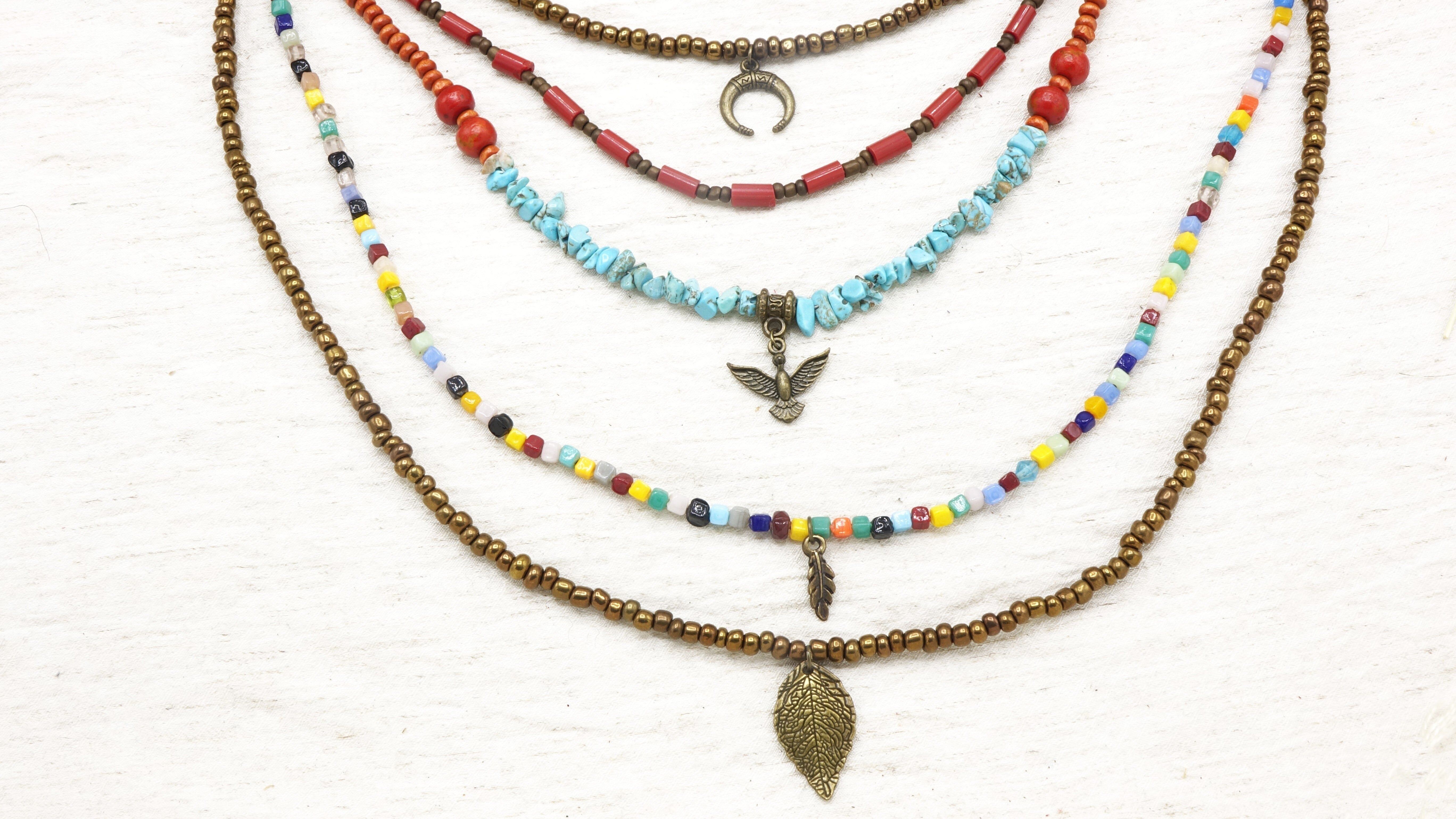 Lange mehrreihige Halskette mit Charms