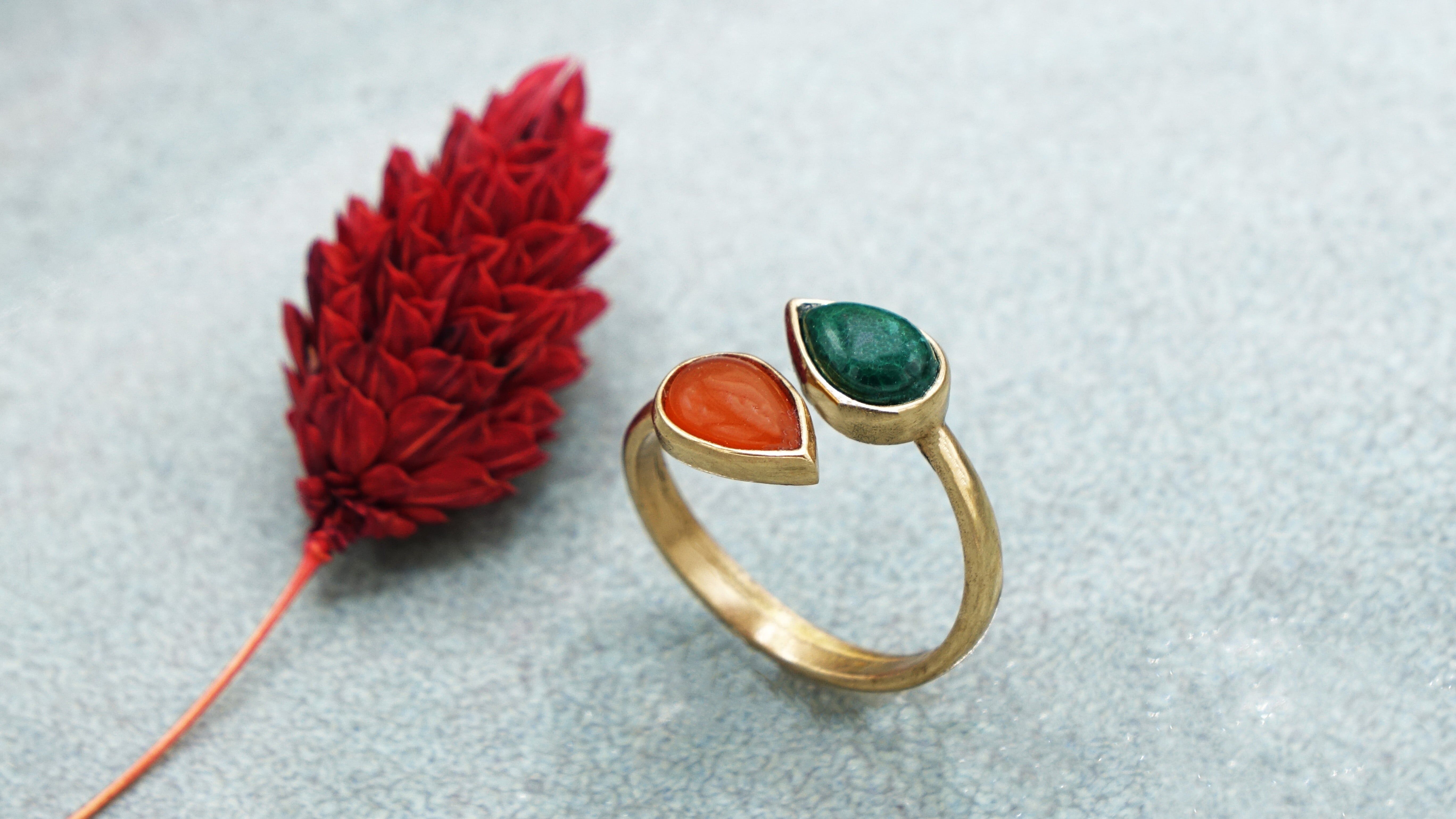 Anello con pietra preziosa di malachite e agata