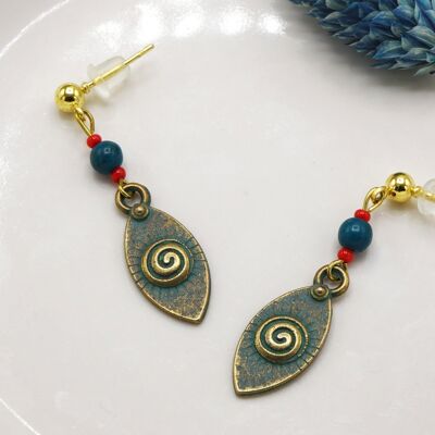 Pendientes con el símbolo boho koru