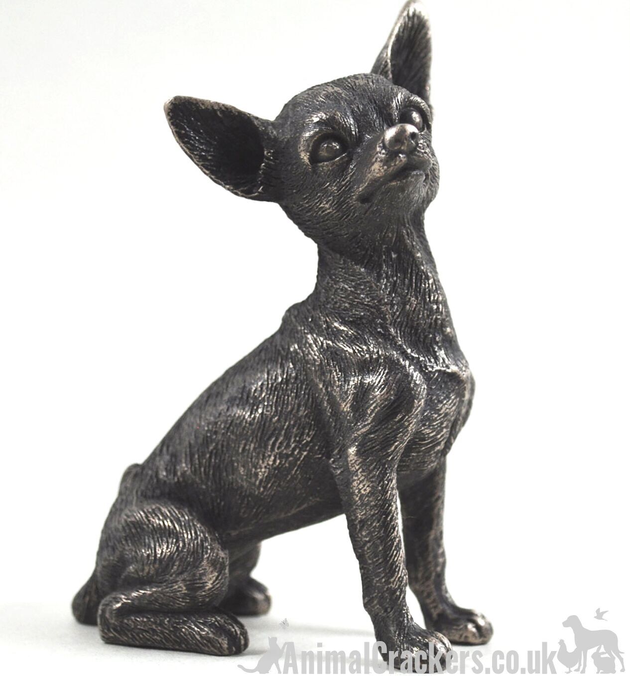 Estatuilla decorativa de chihuahua sentado en bronce fundido en frío
