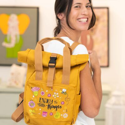 Mochila pequeña Mostaza “Disfruta de las pequeñas cosas”