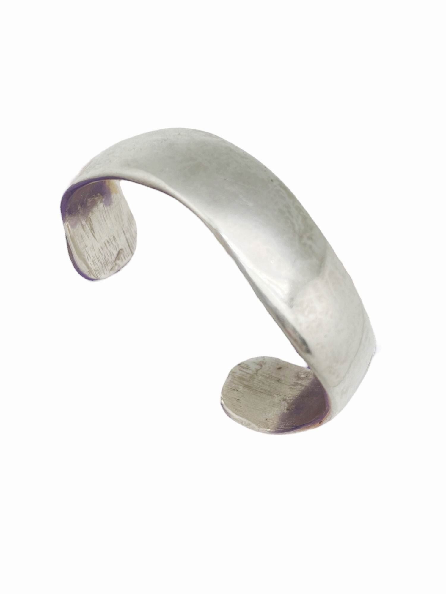 Bracciale rigido in zama placcata argento a forma di acque. Aperto non regolabile