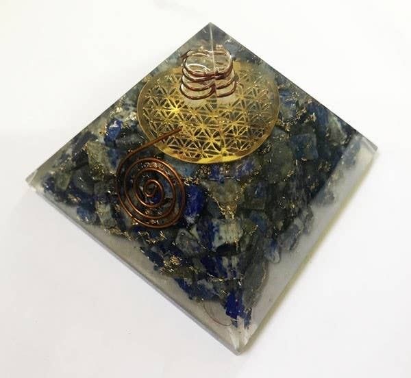 Piramide fol in metallo lapislazzuli con punta in cristallo di carica