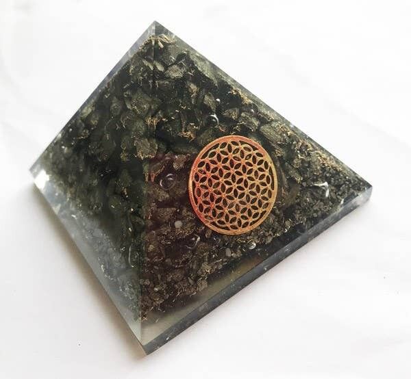 Große Orgonit-Pyramide. Pyrit mit der Blume des Lebens