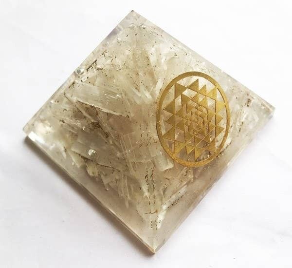 Orgonpyramide Selenit Shree Yantra 65-70mm
