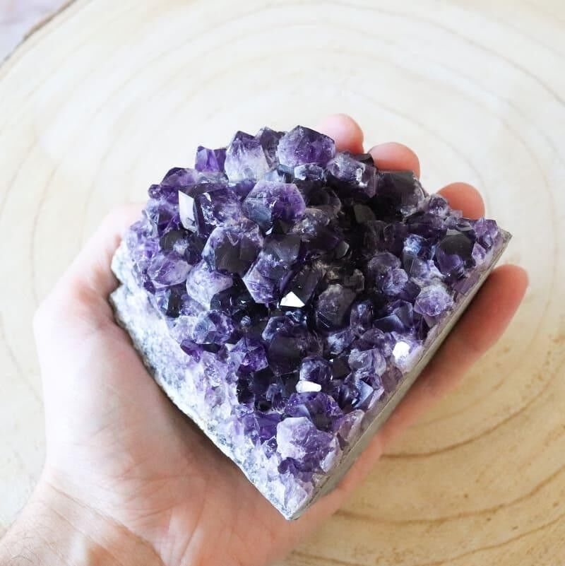 Drusa di ametista grezza