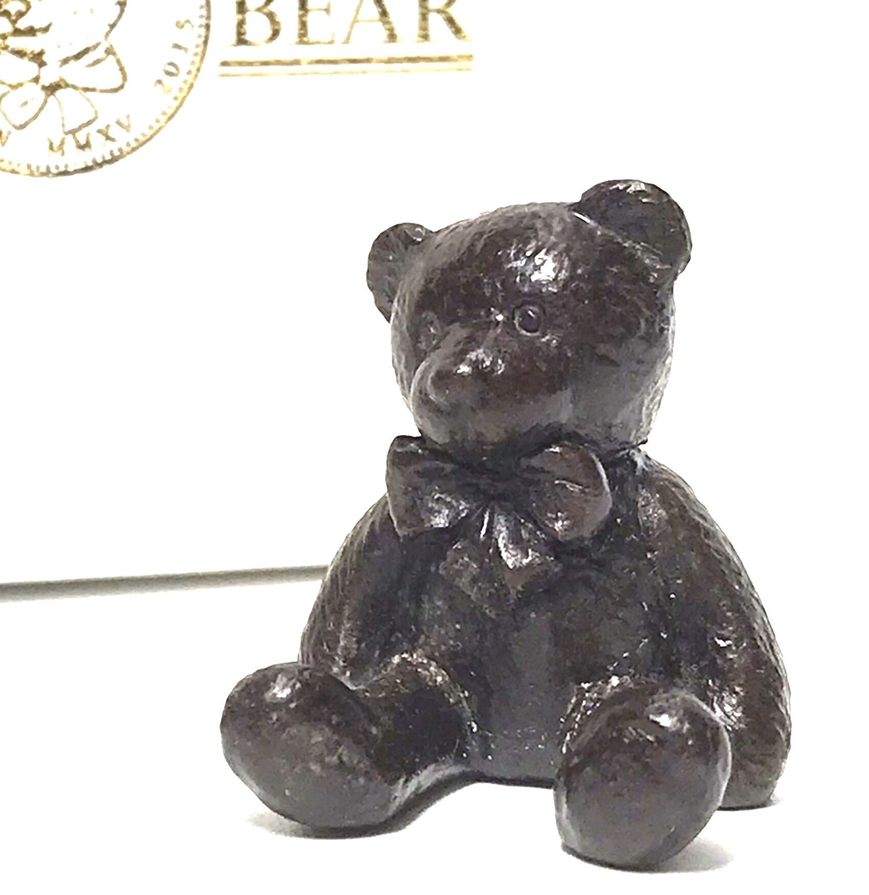 ' „Hugo“ – Miniatur-Teddybärfigur aus massiver Bronze, entworfen von Michael Simpson, in einer hochwertigen Geschenkbox.