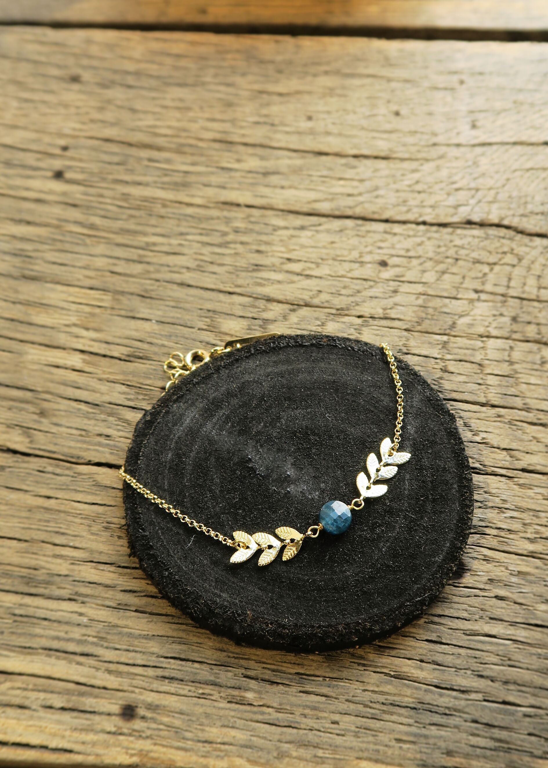braccialetto a catena con orecchio dorato e pietra di apatite - mini gaya