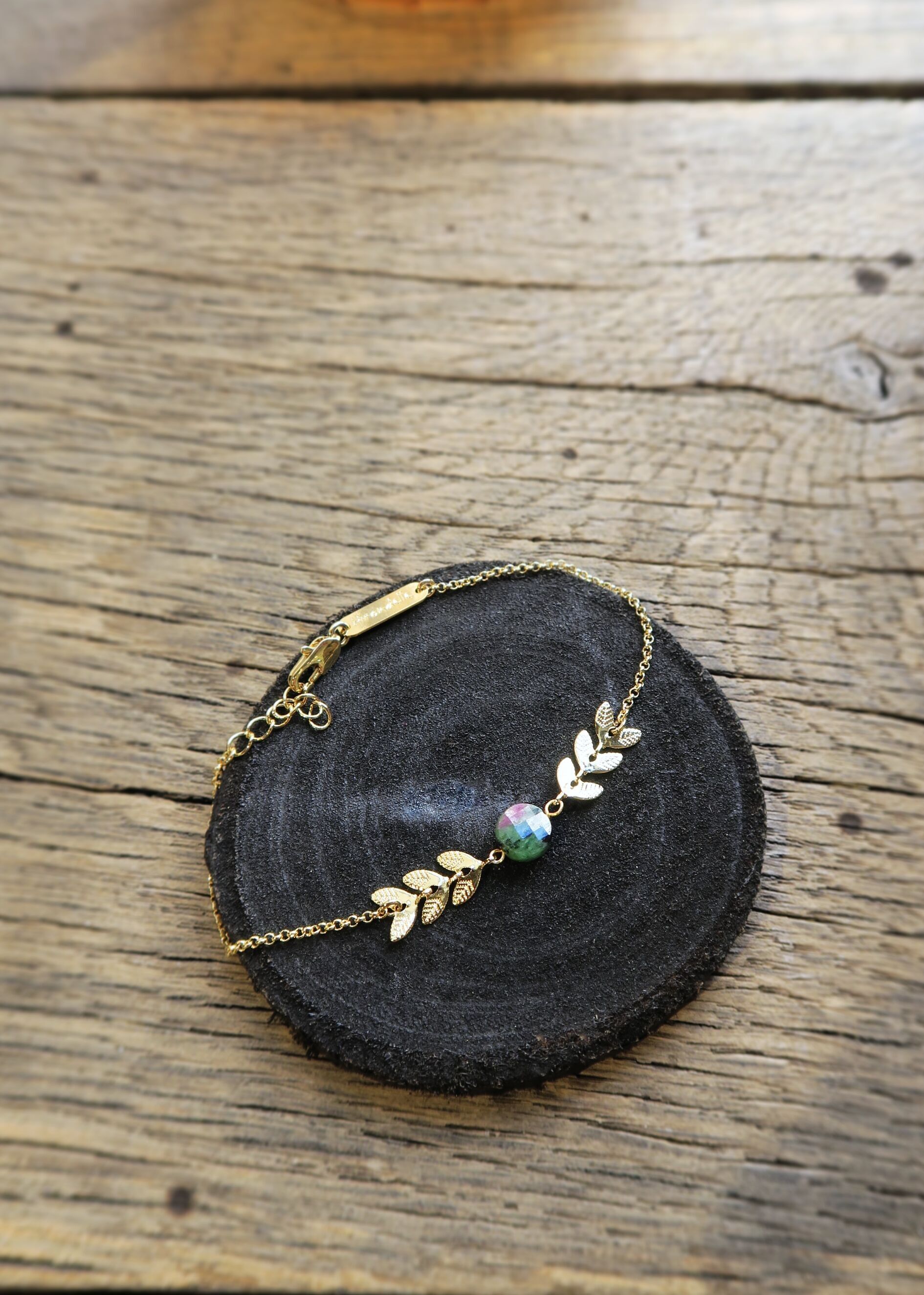 Feines und zartes Armband aus goldener Epi-Kette und Zoisit-Rubin – Mini-Gaya