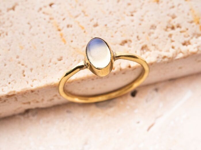 Ovaler zierlicher Opalring Regenbogen gold - Opal Ring