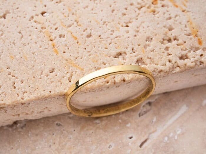 Delicato anello semplice in ottone, fatto a mano