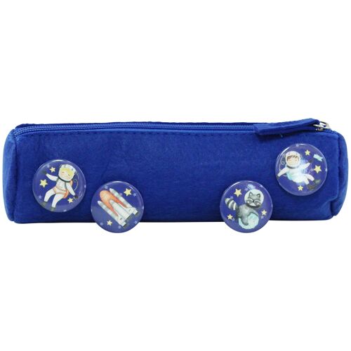 Federmäppchen mit 4 Buttons für Jungen und Mädchen | Filzmäppchen in blau mit Astronaut-Motiv ideal als Geschenk zur Einschulung | Schulmäppchen Set Nr 5