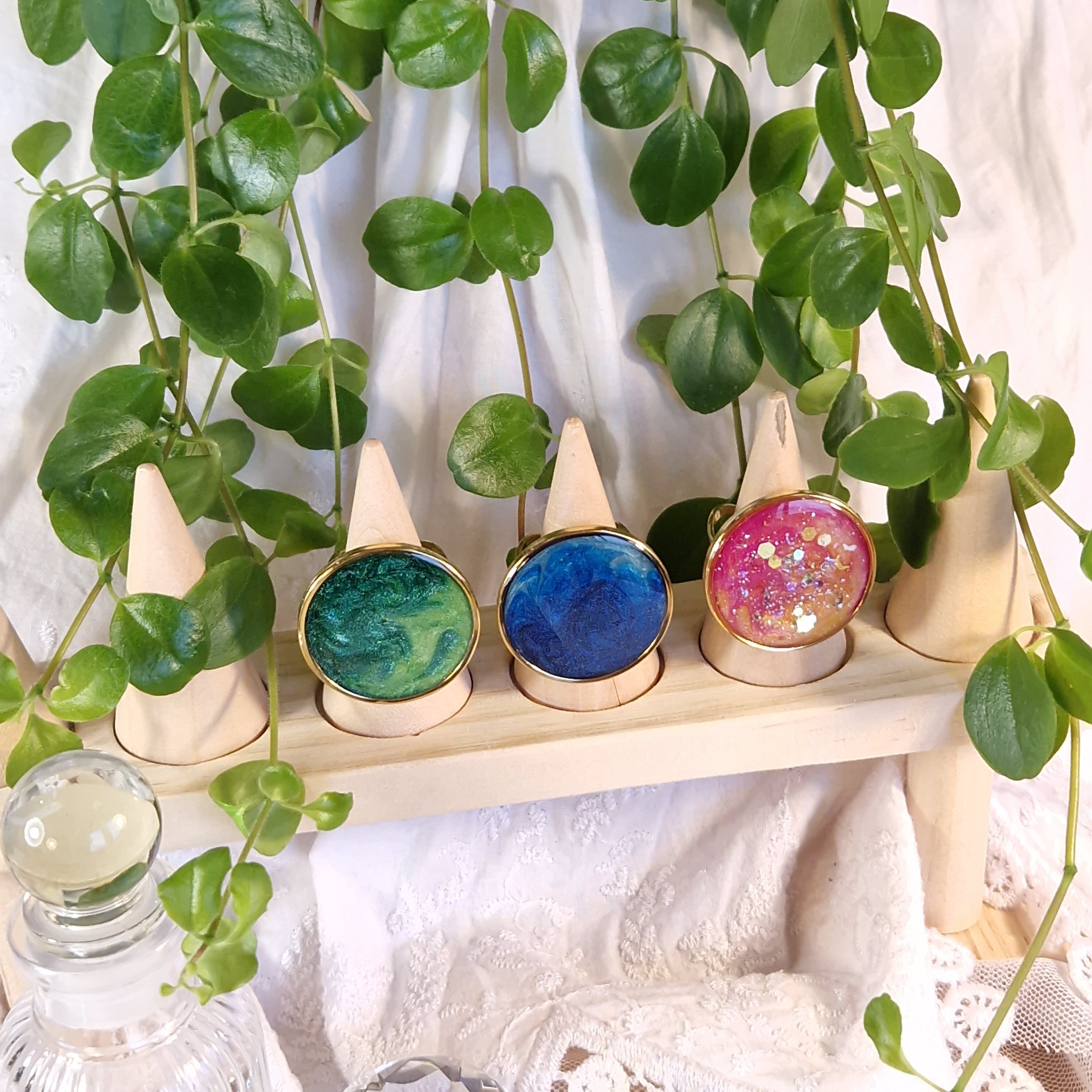 Prächtige runde Ringe, handgefertigt, farbenfroh