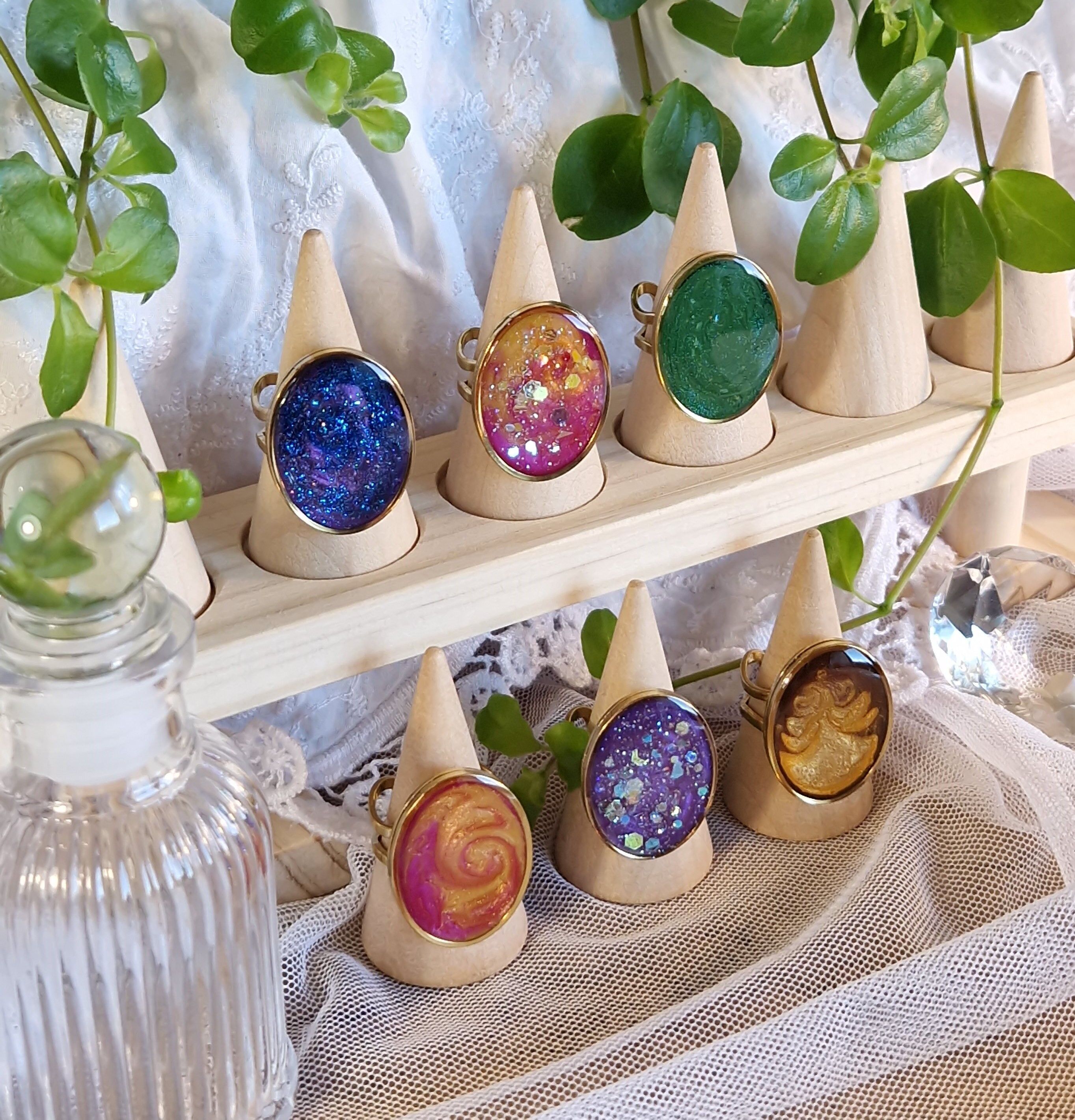 Glänzende goldene und farbenfrohe ovale Ringe