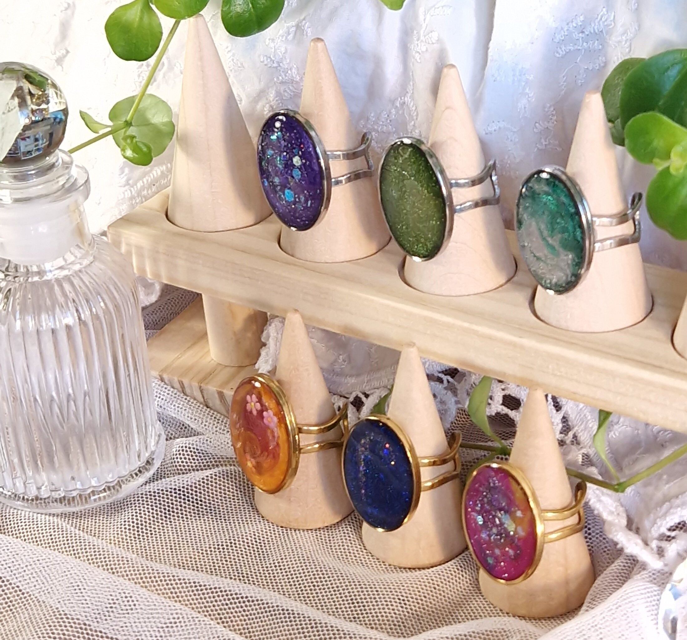 Lotto di anelli ovali colorati realizzati a mano