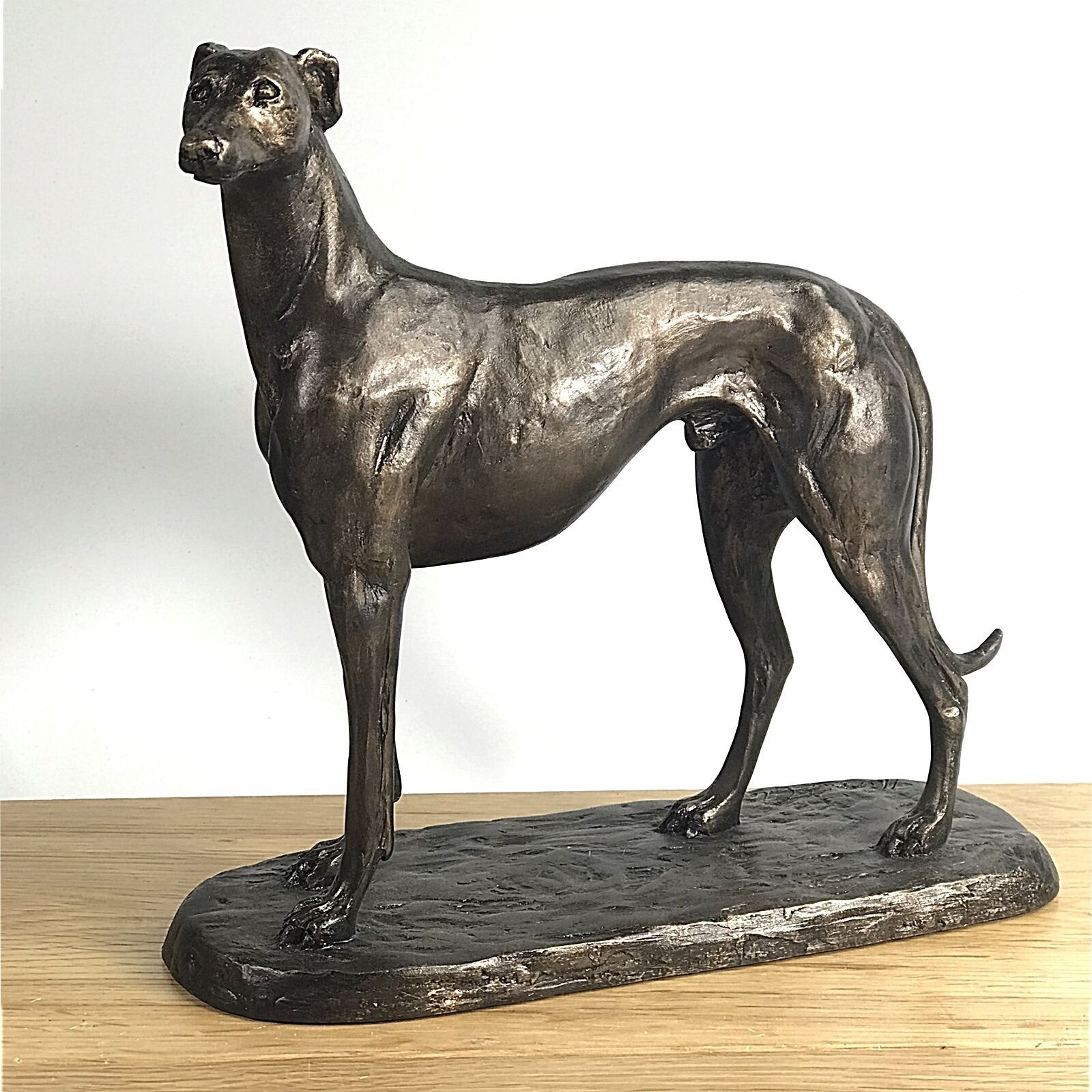 Figura de galgo de pie con efecto bronce de gran tamaño 'Gus', de Harriet Glen