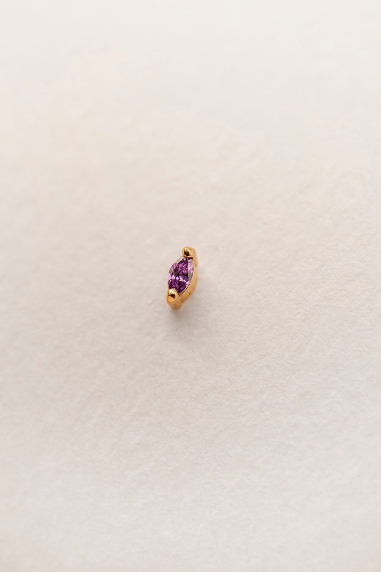 Boucle d'oreille labret en or avec améthyste et zircone cubique