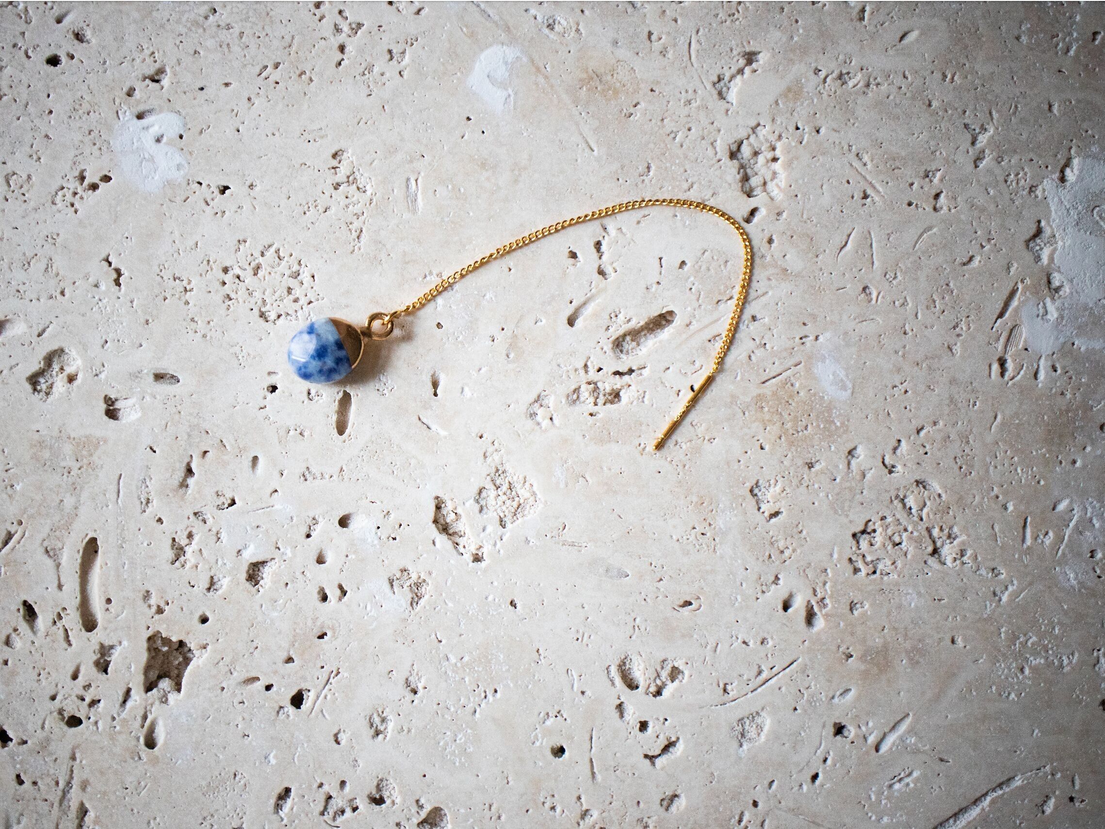 Ohrring Einfädler mit blauem Stein - Punkt Jaspis Edelstein Hängeohrring rund oval handgemacht
