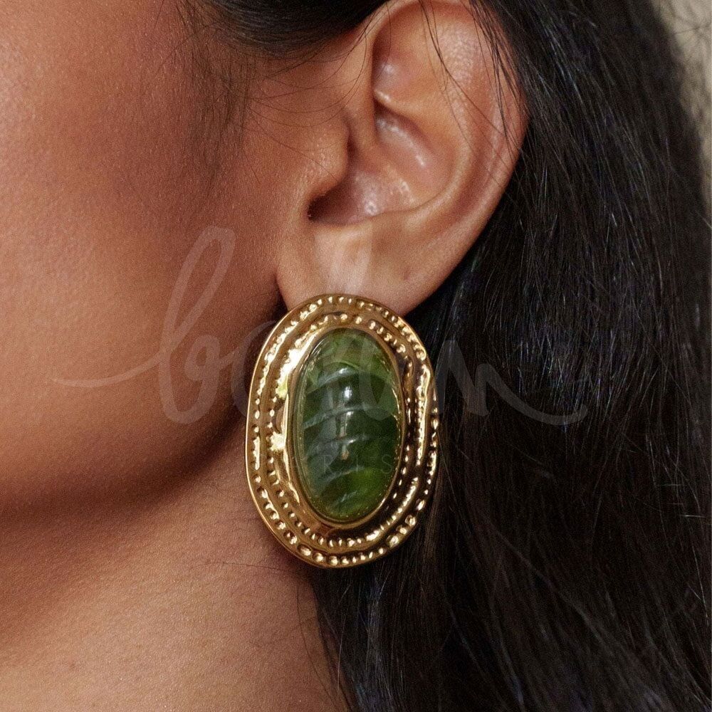 Ruth-Ohrstecker – großer Acetat-Cabochon am Stück mit gehämmerten Konturen