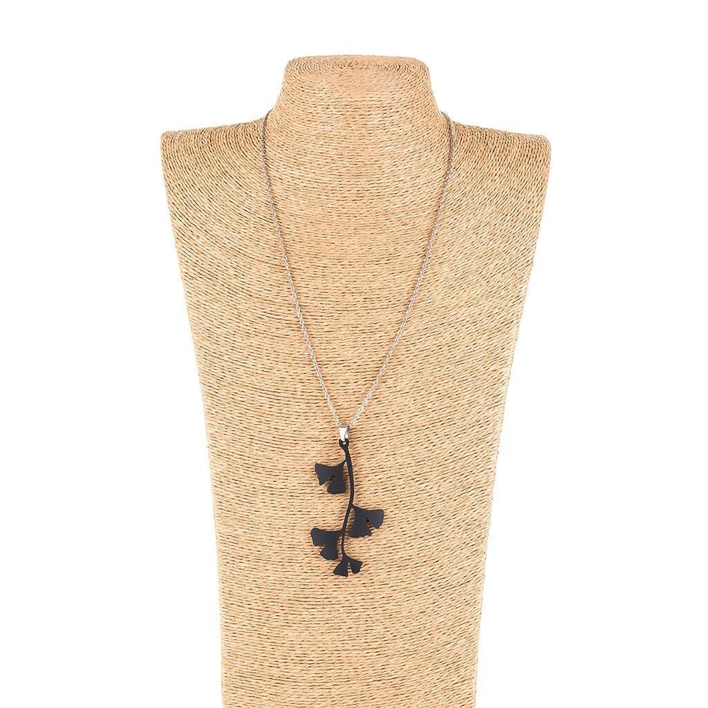 Collana con ciondolo a forma di foglia di ginkgo fatta a mano