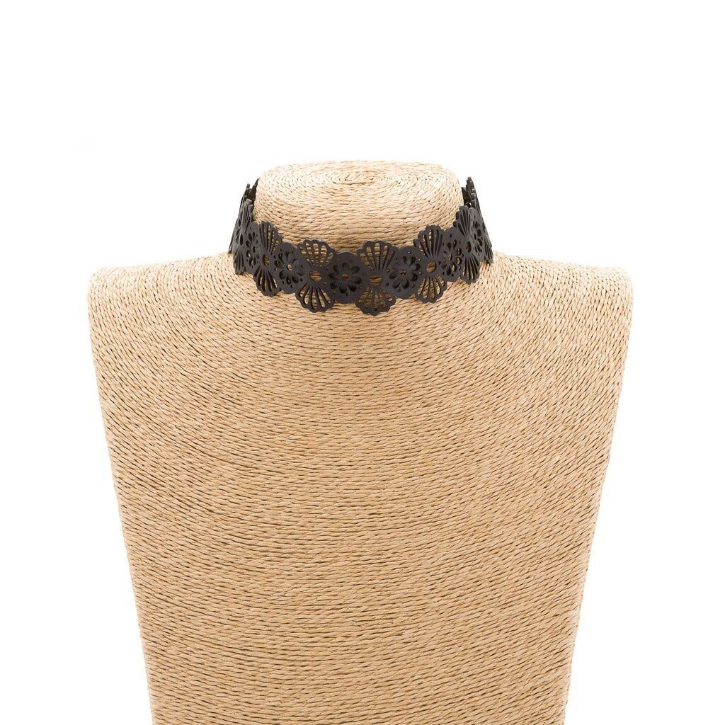 Girocollo vittoriano con fiori in fiore