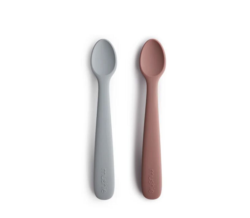 Mushie - Lot de 2 Cuillères en Silicone pour bébé - 100% sans BPA, BPS, PVC et phtalates - 15,87 cm de long - Coloris Stone / Cloudy Mauve